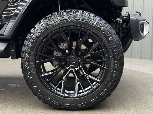 Used 2025 Jeep Wrangler Unlimited Sahara AWD/4WD image 9