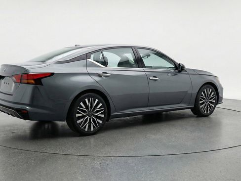 Used 2025 Nissan Altima 2.5 SV image 9