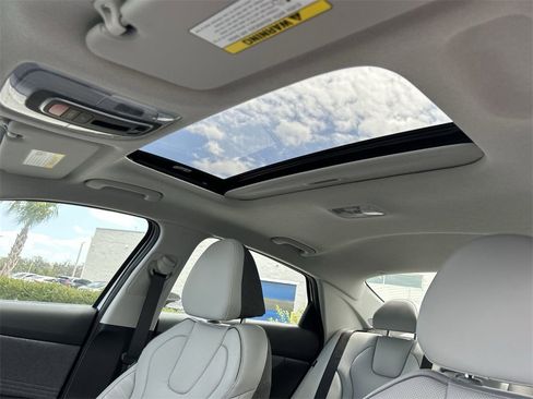 New 2025 Hyundai Elantra Limited image 23