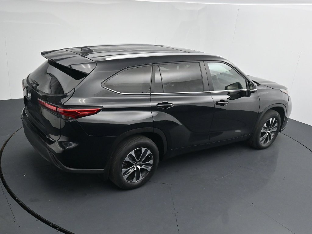 Used 2023 Toyota Highlander XLE AWD/4WD image 16