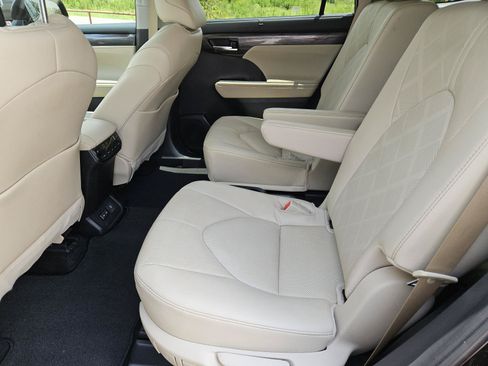 Used 2024 Toyota Highlander Platinum FWD image 31