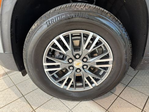 Used 2025 Chevrolet Traverse LT FWD image 9