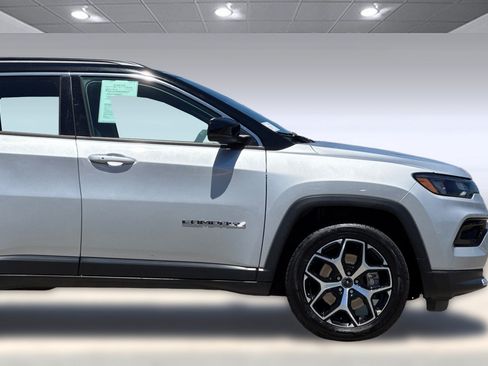 Used 2025 Jeep Compass Limited AWD/4WD image 34