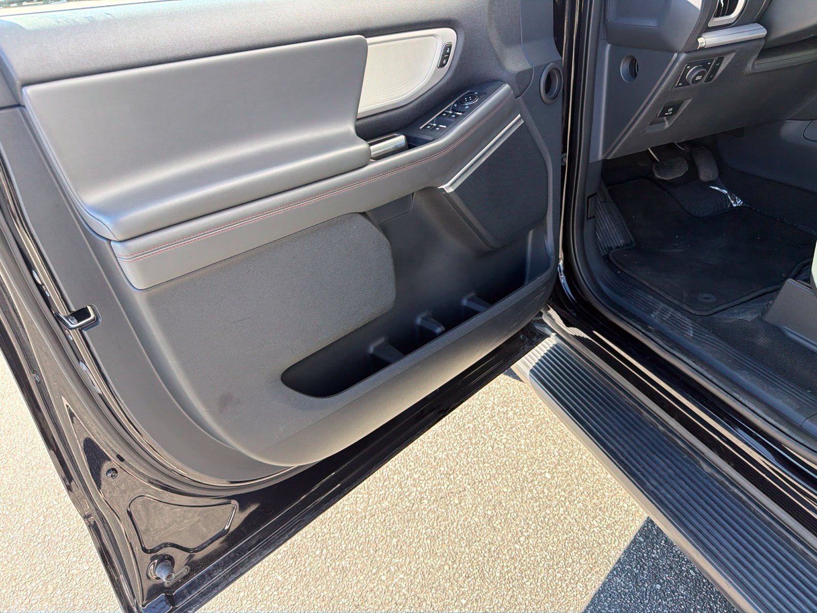 Used 2025 Ford Expedition Active AWD/4WD image 11