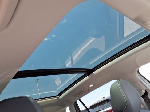 New 2025 Volkswagen Tiguan SE image 10