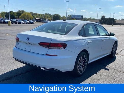 Used 2022 Volkswagen Passat 2.0T image 3
