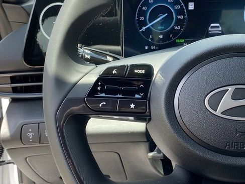 New 2025 Hyundai Elantra SEL image 18