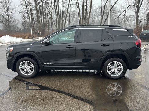 Used 2024 GMC Terrain SLE w/ Driver Convenience Package image 2