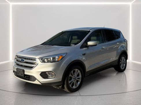 Used 2017 Ford Escape SE image 2