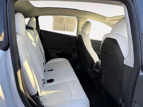 Used 2025 Tesla Model Y Long Range image 18