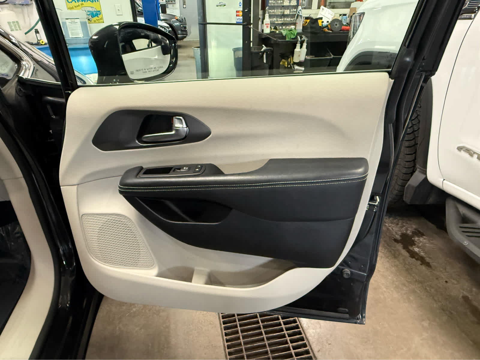 Used 2022 Chrysler Pacifica Touring-L FWD image 28