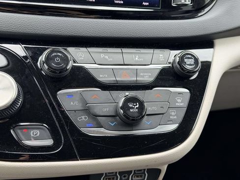 Used 2023 Chrysler Pacifica Touring-L FWD image 21