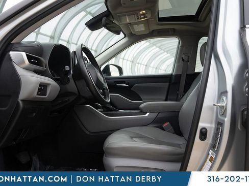 Used 2023 Toyota Highlander XLE image 3