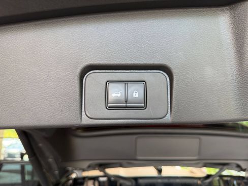 Used 2025 Nissan Rogue SV FWD image 20
