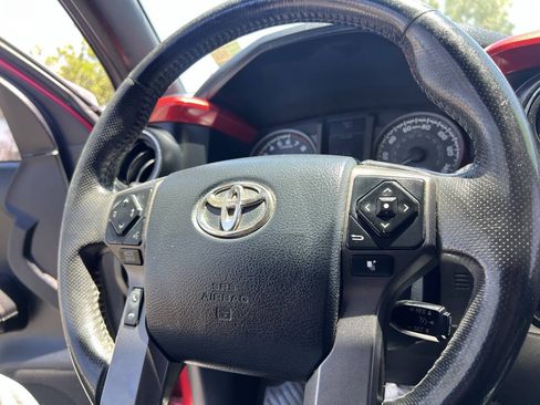 Used 2017 Toyota Tacoma TRD Sport AWD/4WD image 40