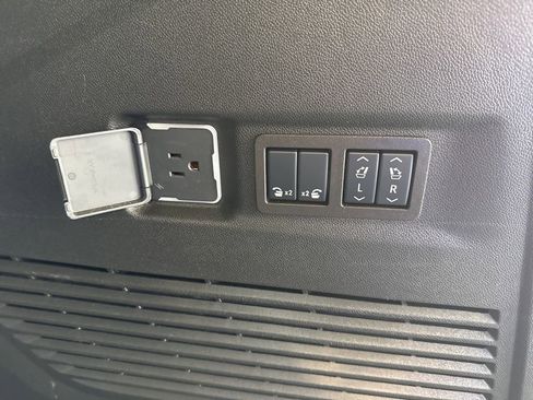 Used 2025 GMC Yukon XL Denali w/ Sun & Power Step Package image 27