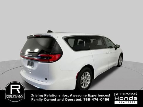 Used 2024 Chrysler Pacifica Touring-L FWD image 8