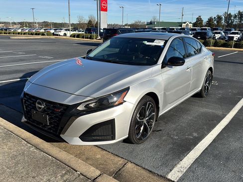 Used 2024 Nissan Altima 2.5 SR w/ SR Premium Package image 2