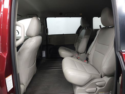 Used 2019 Toyota Sienna LE w/ Outdoor Package FWD image 5