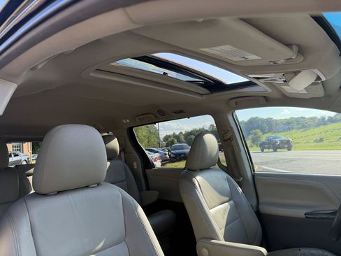 Used 2017 Toyota Sienna XLE w/ XLE Navigation Package FWD image 28