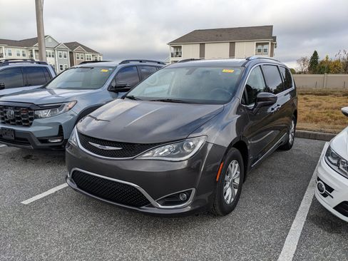 Used 2019 Chrysler Pacifica Touring-L image 1