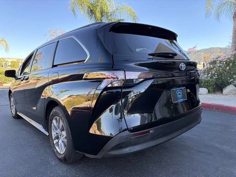 Used 2024 Toyota Sienna XLE FWD image 22