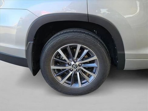 Used 2018 Toyota Highlander XLE AWD/4WD image 21