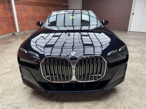 Certified 2025 BMW 760i xDrive image 8