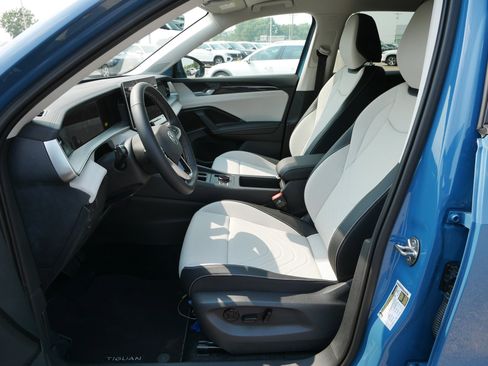 Certified 2025 Volkswagen Tiguan SE AWD/4WD image 6