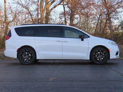New 2026 Chrysler Pacifica Limited w/ S Appearance Package