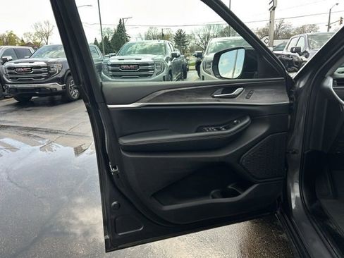 Used 2024 Jeep Grand Cherokee Limited w/ Black Appearance Package AWD/4WD image 27
