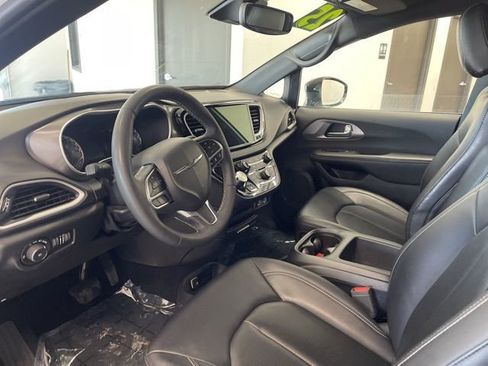 Used 2025 Chrysler Pacifica Select image 17