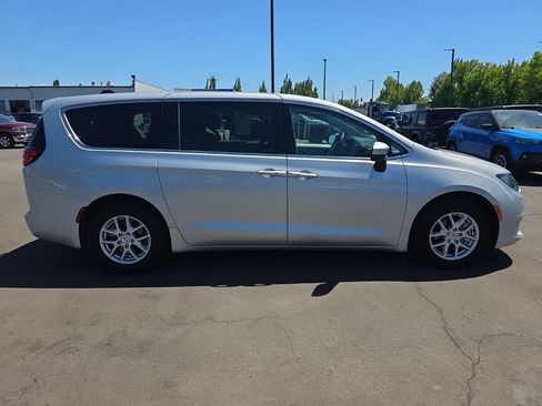 Used 2022 Chrysler Voyager LX FWD image 6