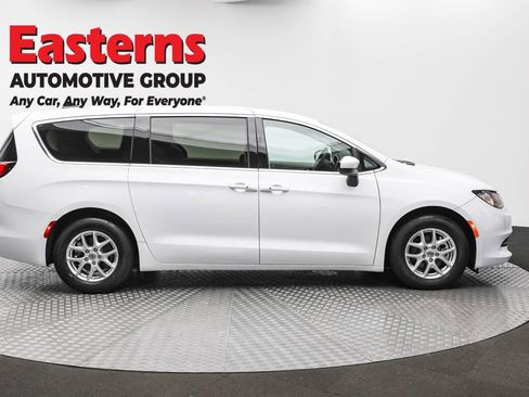 Used 2023 Chrysler Voyager LX image 4