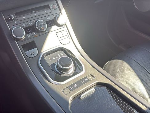 Used 2019 Land Rover Range Rover Evoque SE Premium image 26