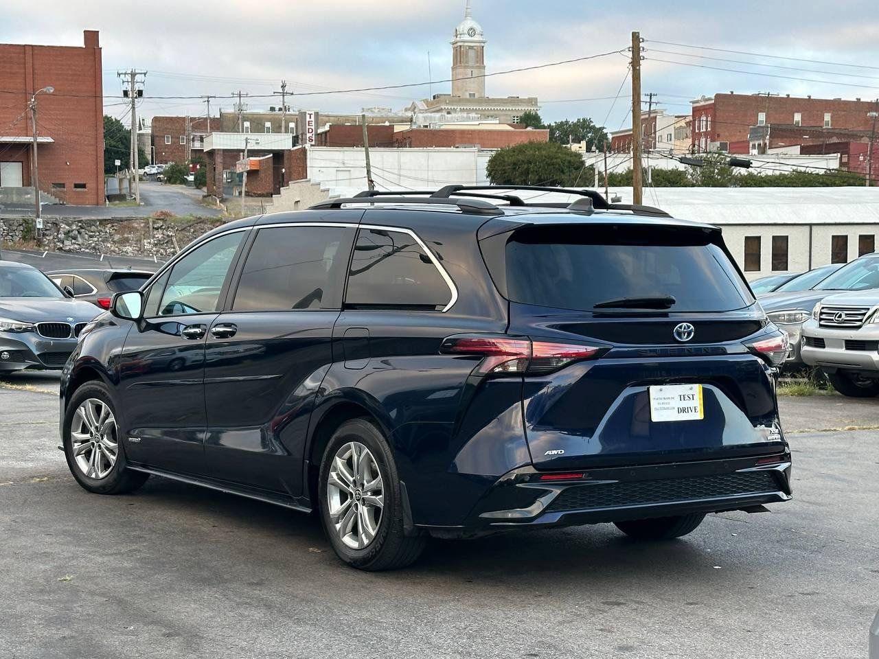 Used 2021 Toyota Sienna XSE w/ XSE Plus Package AWD/4WD image 4