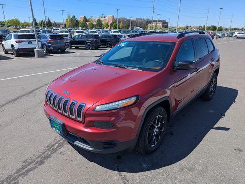 Used 2017 Jeep Cherokee Sport w/ Cold Weather Group AWD/4WD image 8