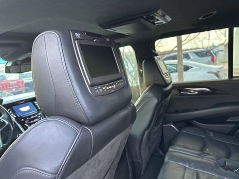 Used 2019 Cadillac Escalade Platinum image 14