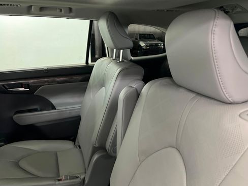 Used 2023 Toyota Highlander Platinum FWD image 21