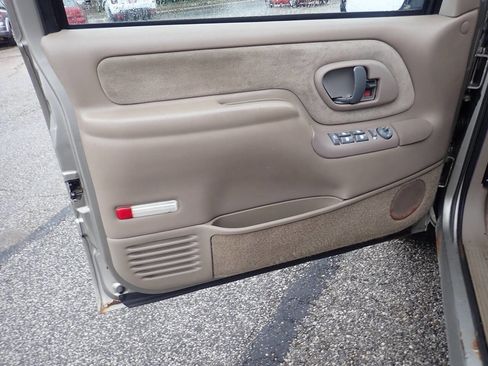Used 1999 Chevrolet Tahoe Z71 w/ Preferred Equipment Group image 9