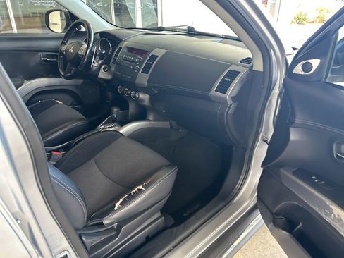 Used 2011 Mitsubishi Outlander SE image 20