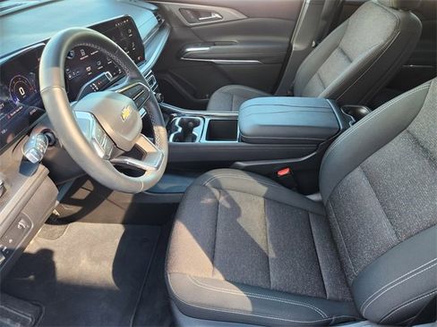 Used 2025 Chevrolet Traverse LT image 13