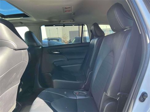 Used 2022 Toyota Highlander XLE image 12