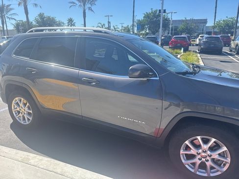 Used 2018 Jeep Cherokee Latitude Plus w/ Cold Weather Group image 37