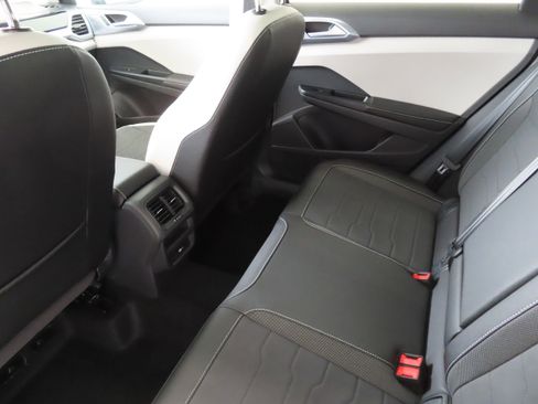 New 2025 Volkswagen Taos SE image 23