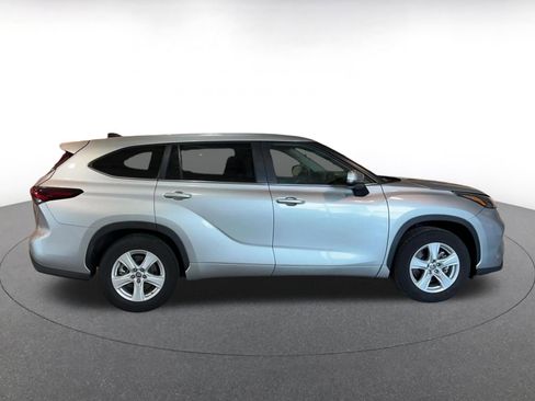 Used 2025 Toyota Highlander LE image 16