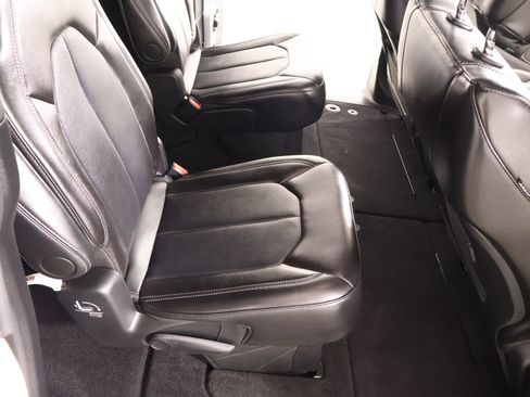 Used 2025 Chrysler Voyager LX FWD image 15