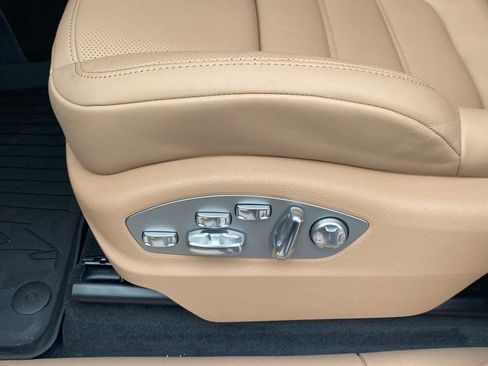 Certified 2025 Porsche Macan image 13