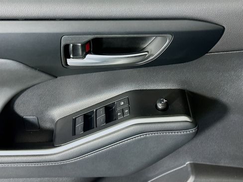 Used 2025 Toyota Highlander XLE image 15