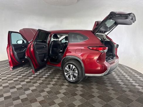 Used 2022 Toyota Highlander XLE AWD/4WD image 20